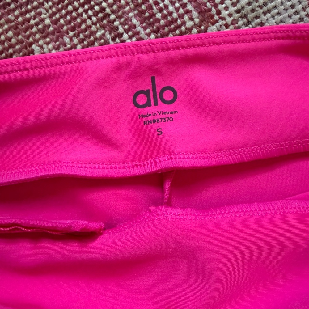 ALO Yoga Women’s Airlift high-waist conceal-zip capri leggings - Picture 4 of 4